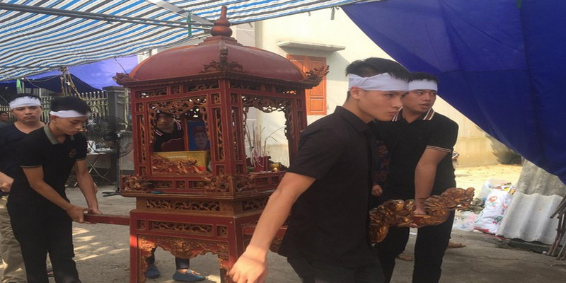 Mơ Thấy Ông Nội Báo Mộng Đánh Con Nào Để Trúng 100% 2 Mơ thấy mình đang trong đám tang ông nội thì bạn nên chú ý về vấn đề tiền bạc và mối quan hệ xung quanh.